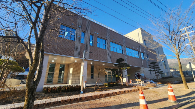 태백시 공공산후조리원의 대학 산학협력단 위탁 ’글쎄‘