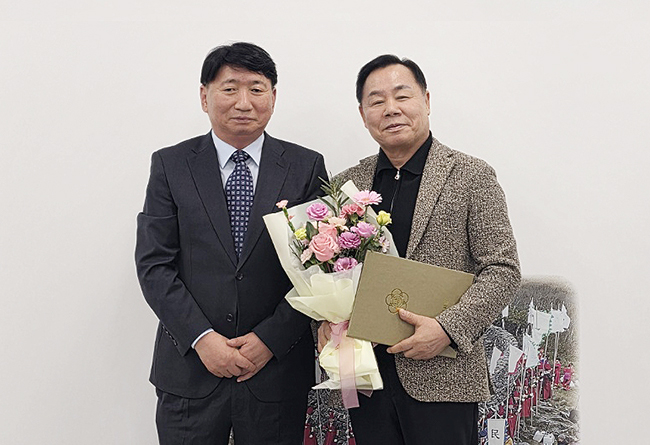태백문화원, 종합법률 법진 박용일 고문에 감사장 전달