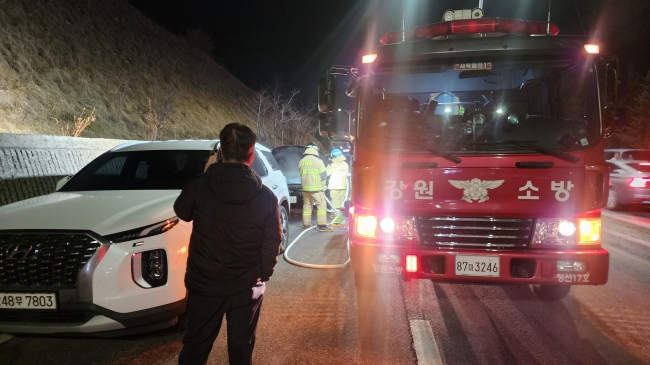 강원랜드 인근 도로변에서 승용차 화재