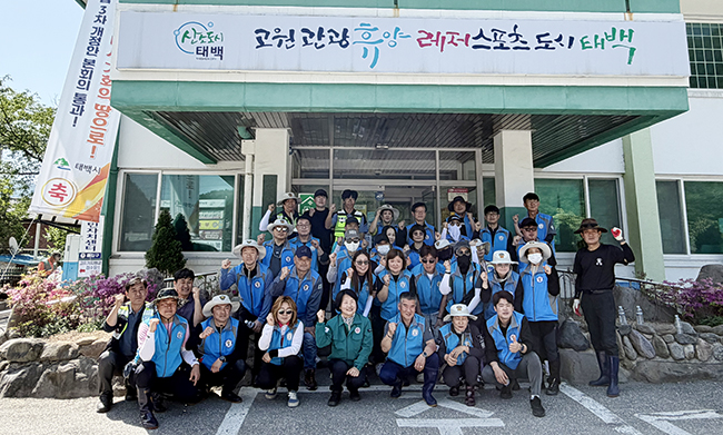 태백시 자율방범연합대, 삼수동 황지천 일대 환경정화 활동 실시
