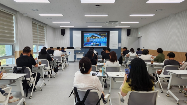 충북자치연수원에서 이정우 강사, 충청북도 공무직 대상 ‘공무직복무제도’에 대해 강의