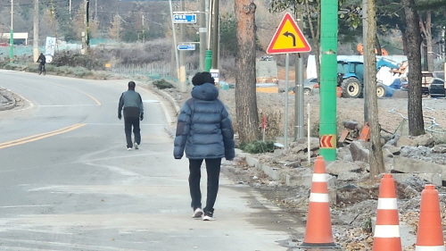 서학로 아침운동 시민들 ‘위험천만’보행자 위한 안전시설 보강해야